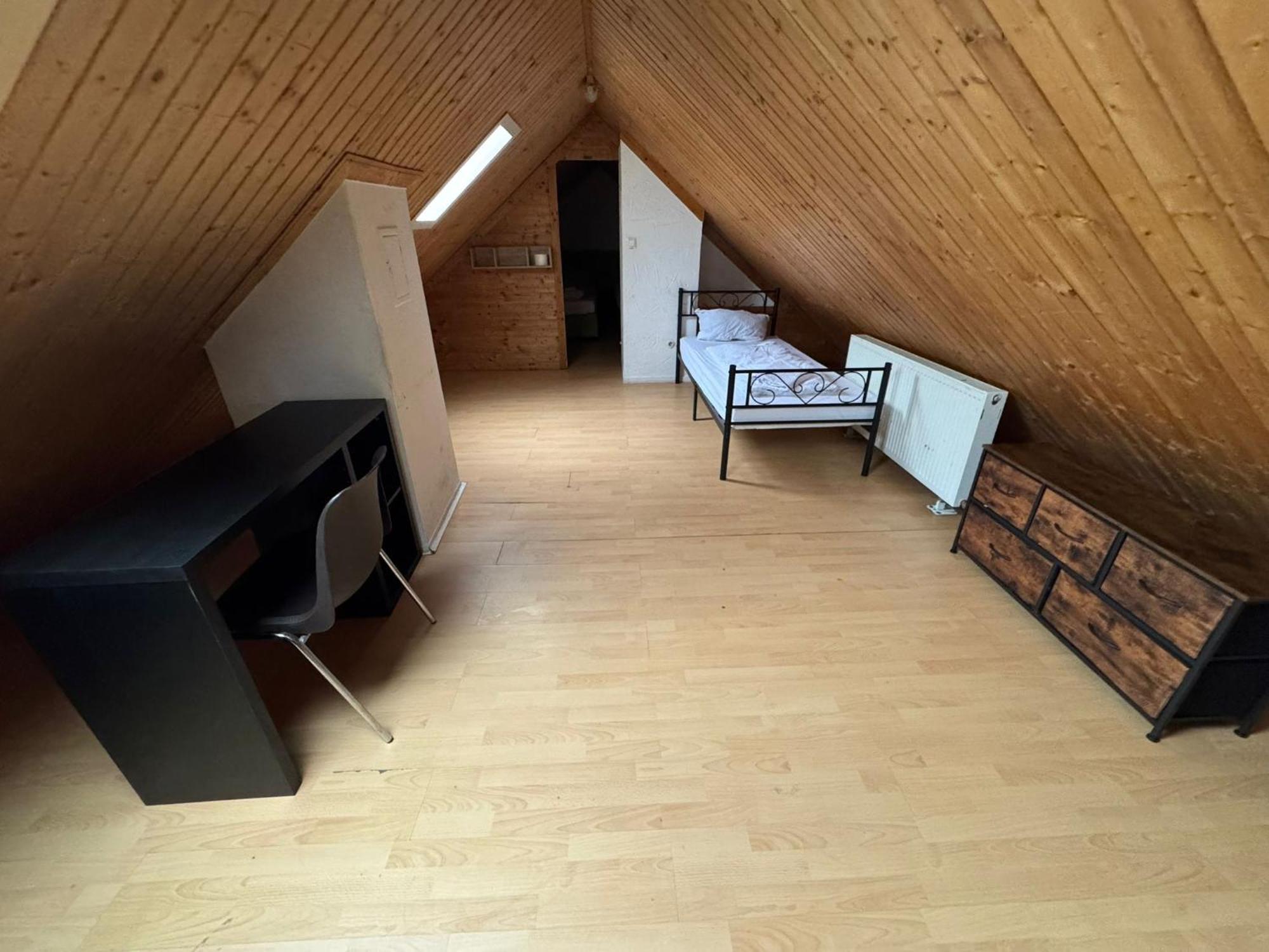 Ferienwohnung Zimmer in Kaiserslautern Zimmer foto